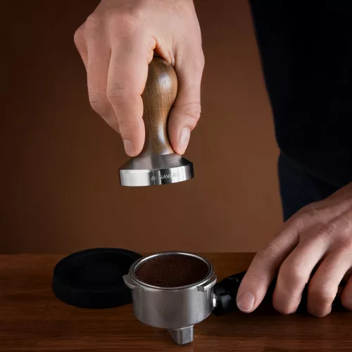 Tamper din otel inoxidabil cu maner din lemn de nuc Navaris, 58 mm, Covoras, 51802.01.30
