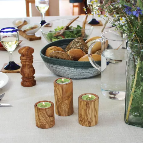 Set 3 suporturi pentru lumanari tip pastila din lemn de maslin, 6/8/10 cm, diametru 5.5 cm