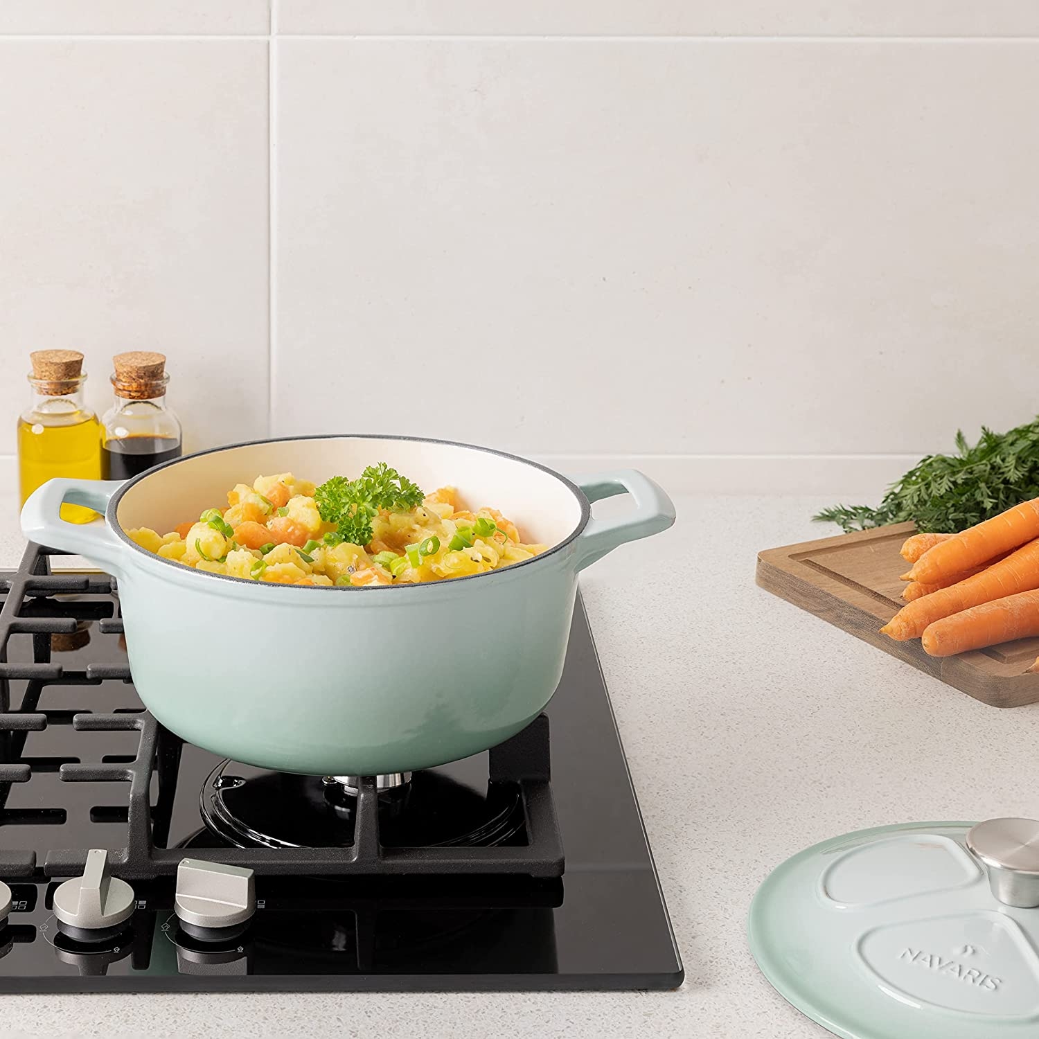 Oala antiaderenta din fonta Navaris pentru plite/cuptoare - 24 cm - 3,5 l - verde deschis